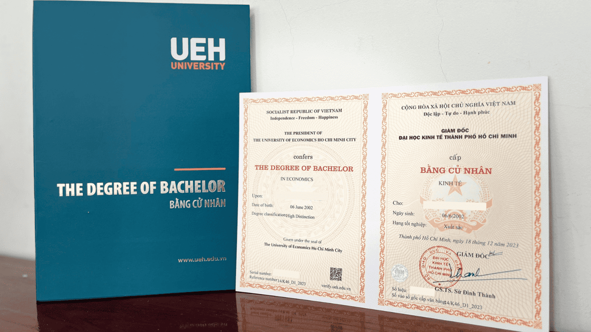 Phôi bằng đại học giá rẻ uy tín với tem lấp lánh phản quang